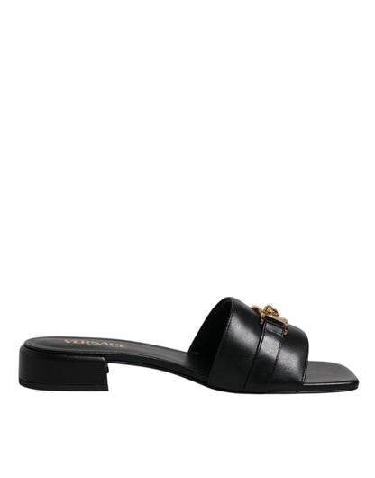 Versace Zapatillas Destalonadas Planas de Cuero Negro con Placa del Logo
