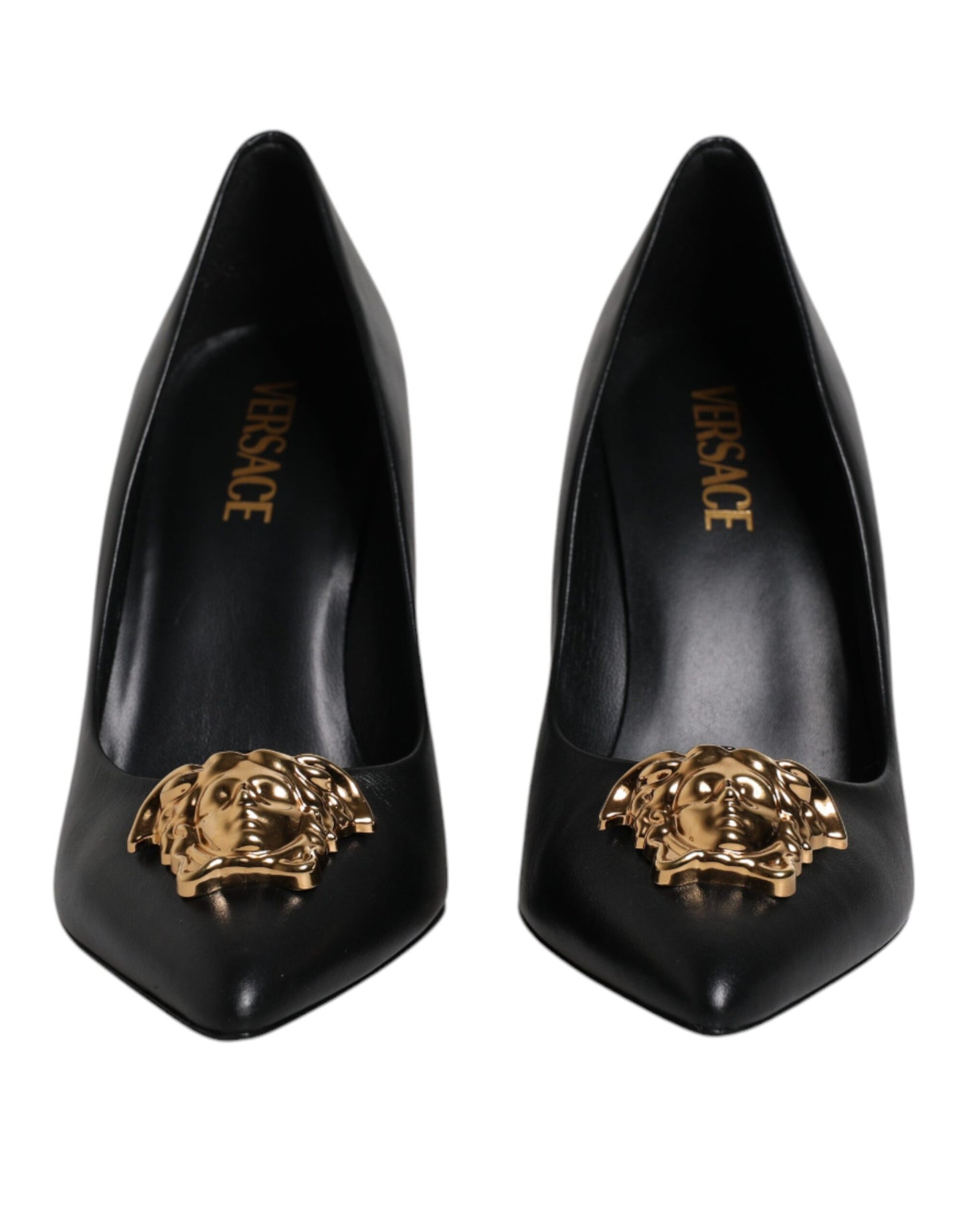 Zapatos de tacón Versace de cuero negro con placa del logo
