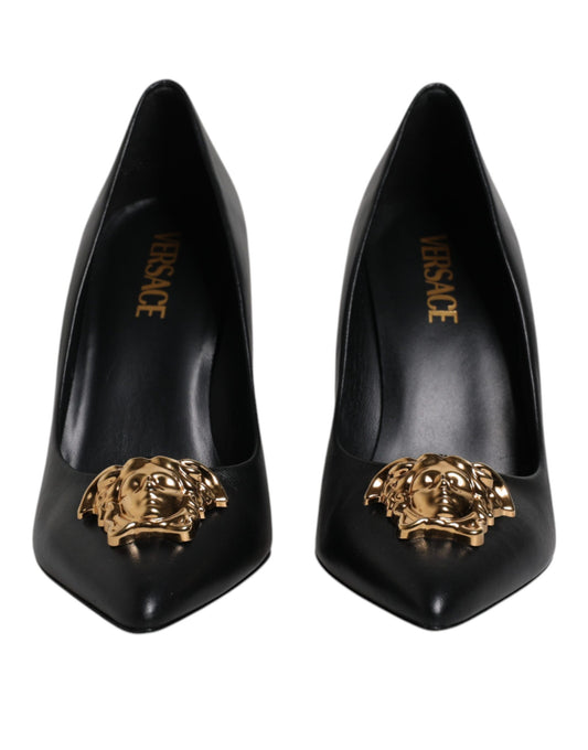 Zapatos de tacón Versace de cuero negro con placa del logo
