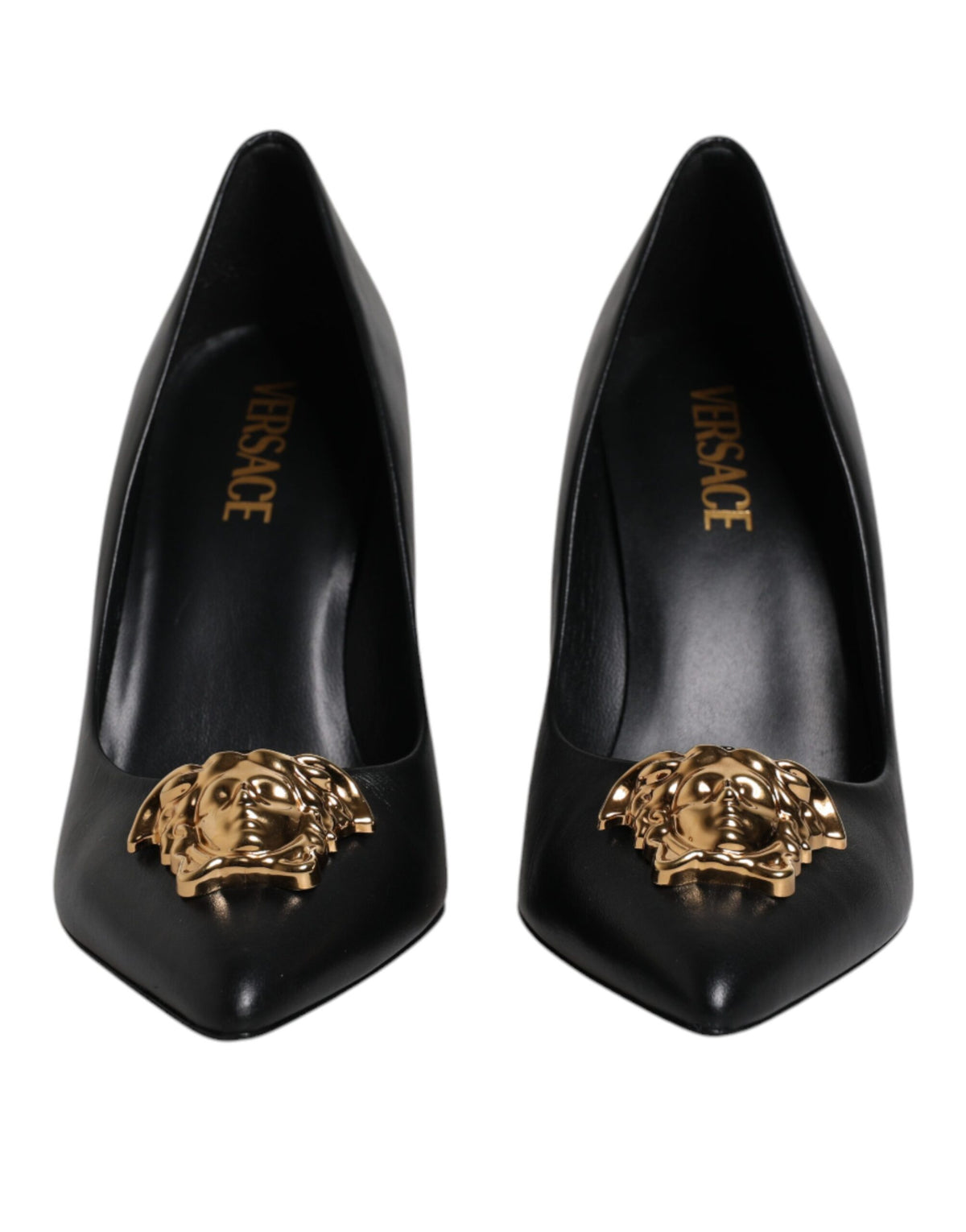 Bomba Versace de cuero negro con placa de logotipo y tacón alto