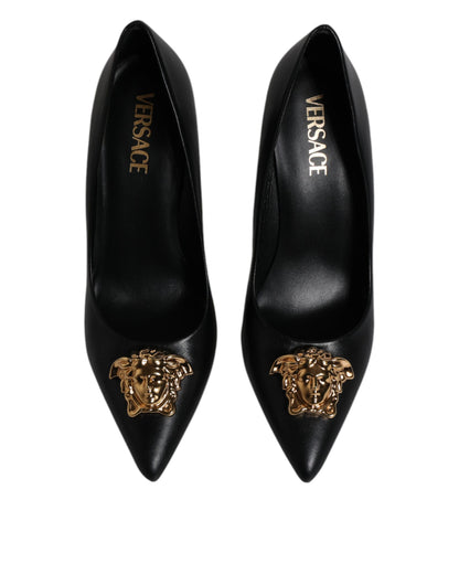 Zapatos de tacón Versace de cuero negro con placa del logo