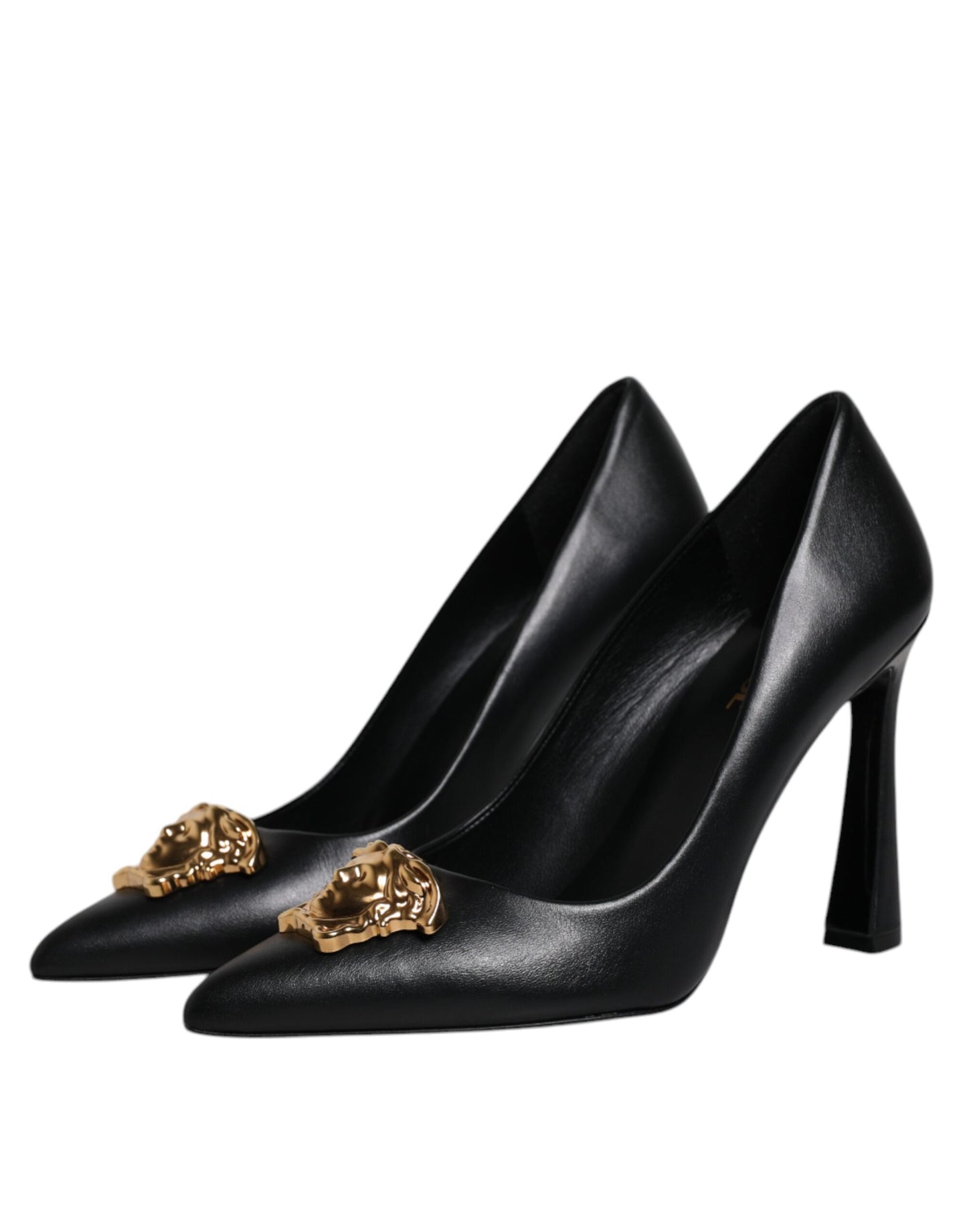 Zapatos de tacón Versace de cuero negro con placa del logo