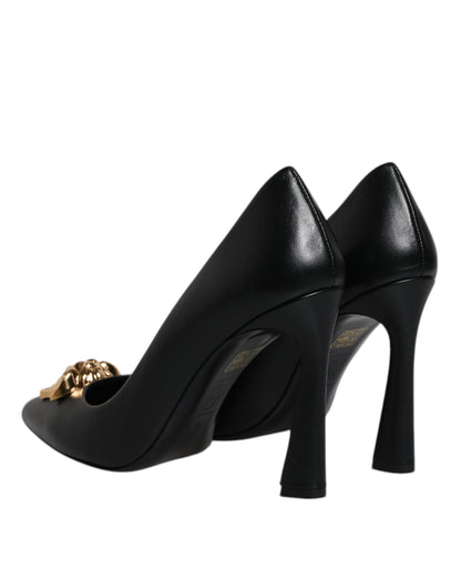 Zapatos de tacón Versace de cuero negro con placa del logo