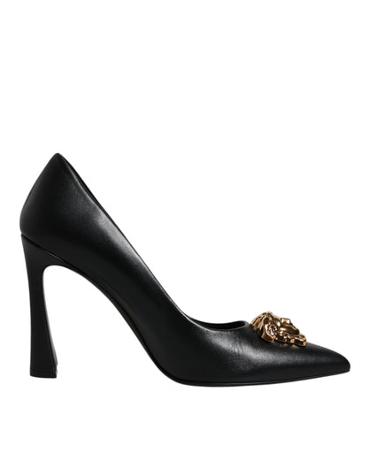Zapatos de tacón Versace de cuero negro con placa del logo