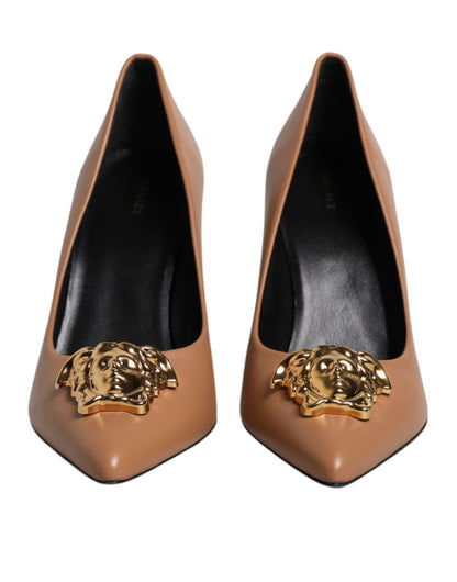 Zapatos de tacón Versace de cuero marrón con placa del logo