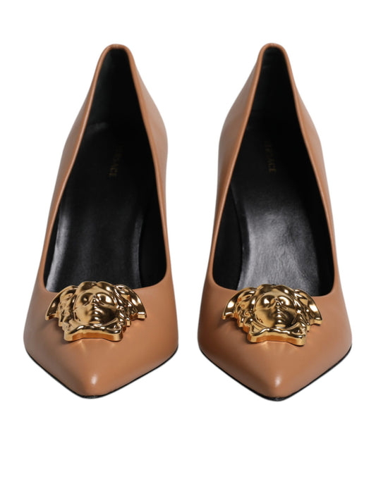 Zapatos de tacón Versace de cuero marrón con placa del logo