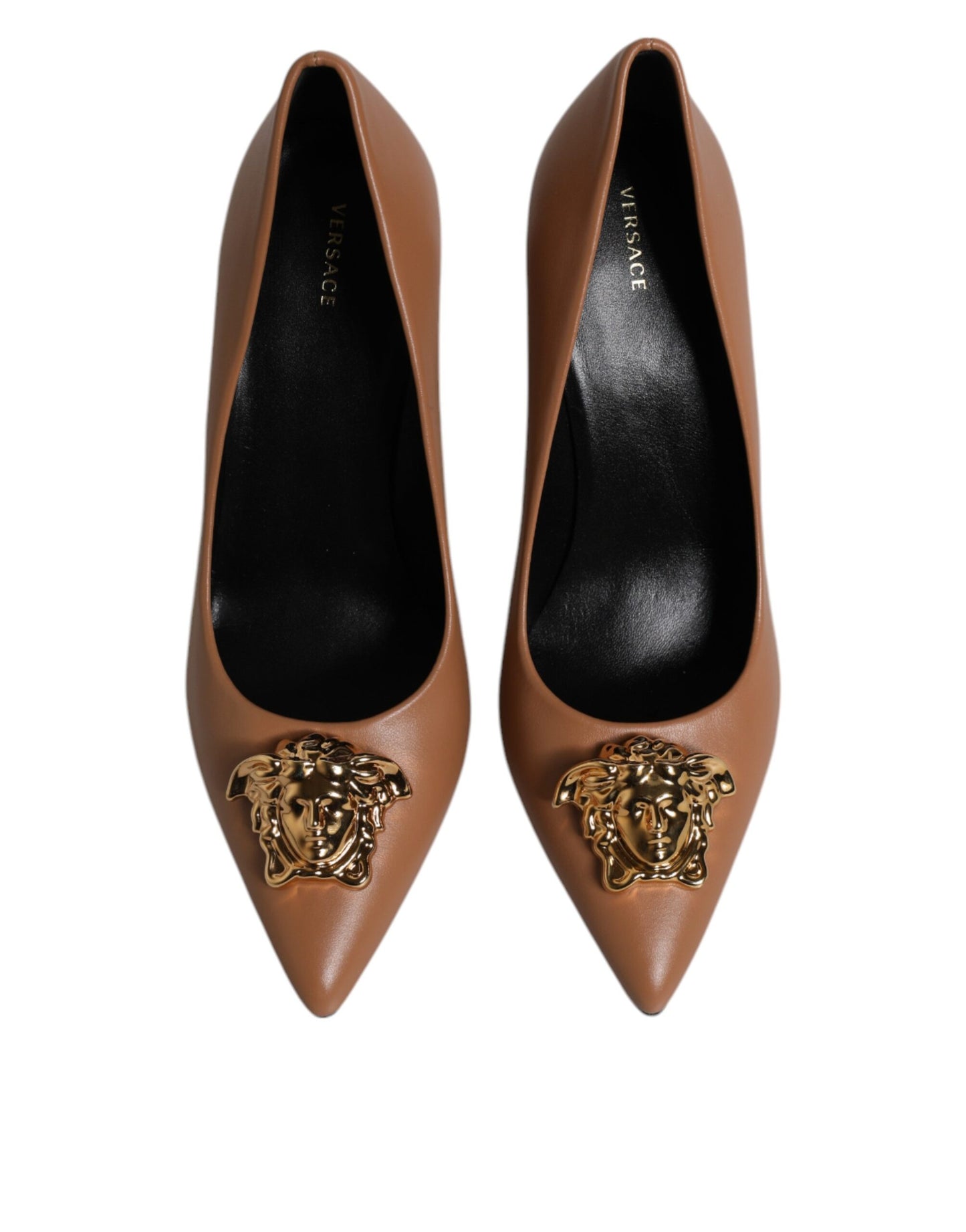 Zapatos de tacón Versace de cuero marrón con placa del logo