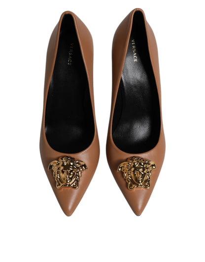 Zapatos de tacón Versace de cuero marrón con placa del logo