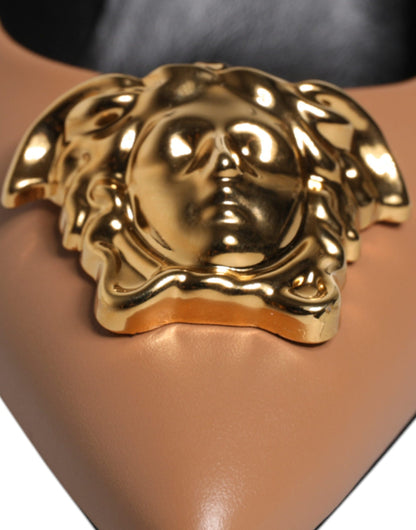 Zapatos de tacón Versace de cuero marrón con placa del logo