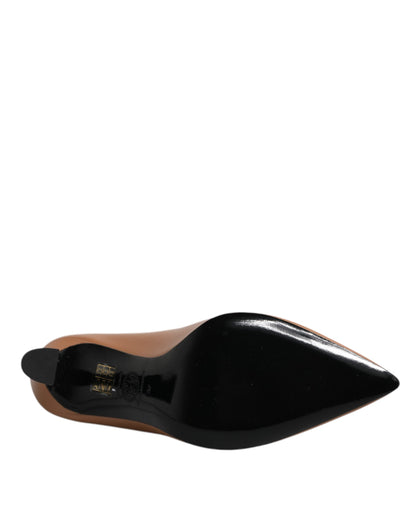 Zapatos de tacón Versace de cuero marrón con placa del logo