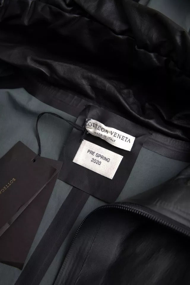 Gabardina Bottega Veneta de piel negra con capucha para hombre