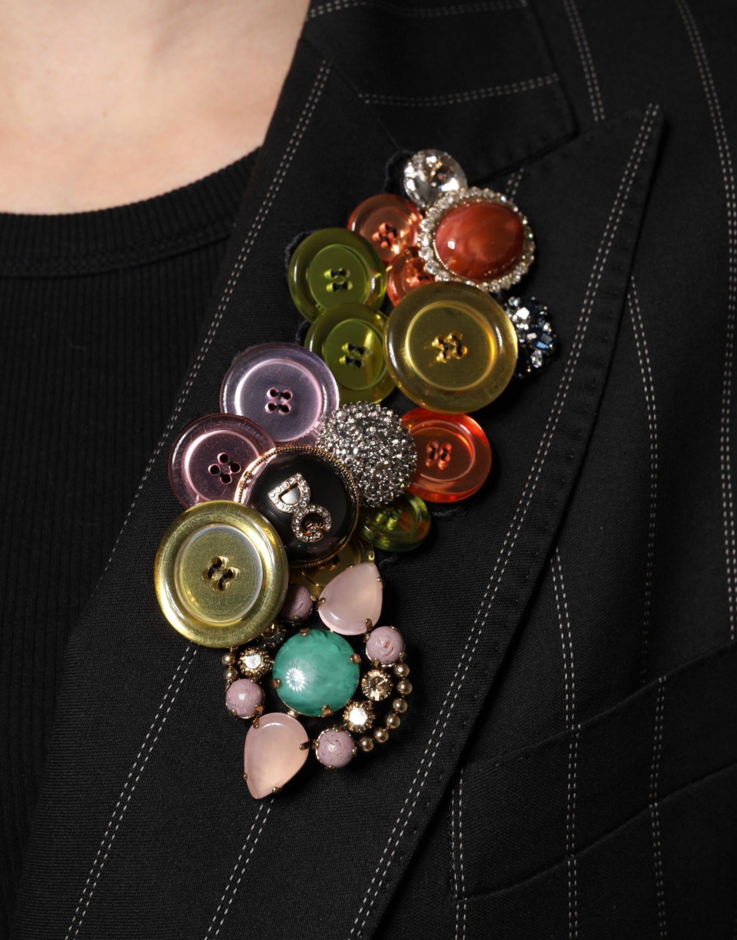 Chaqueta abrigo multicolor con retazos y adornos de Dolce & Gabbana