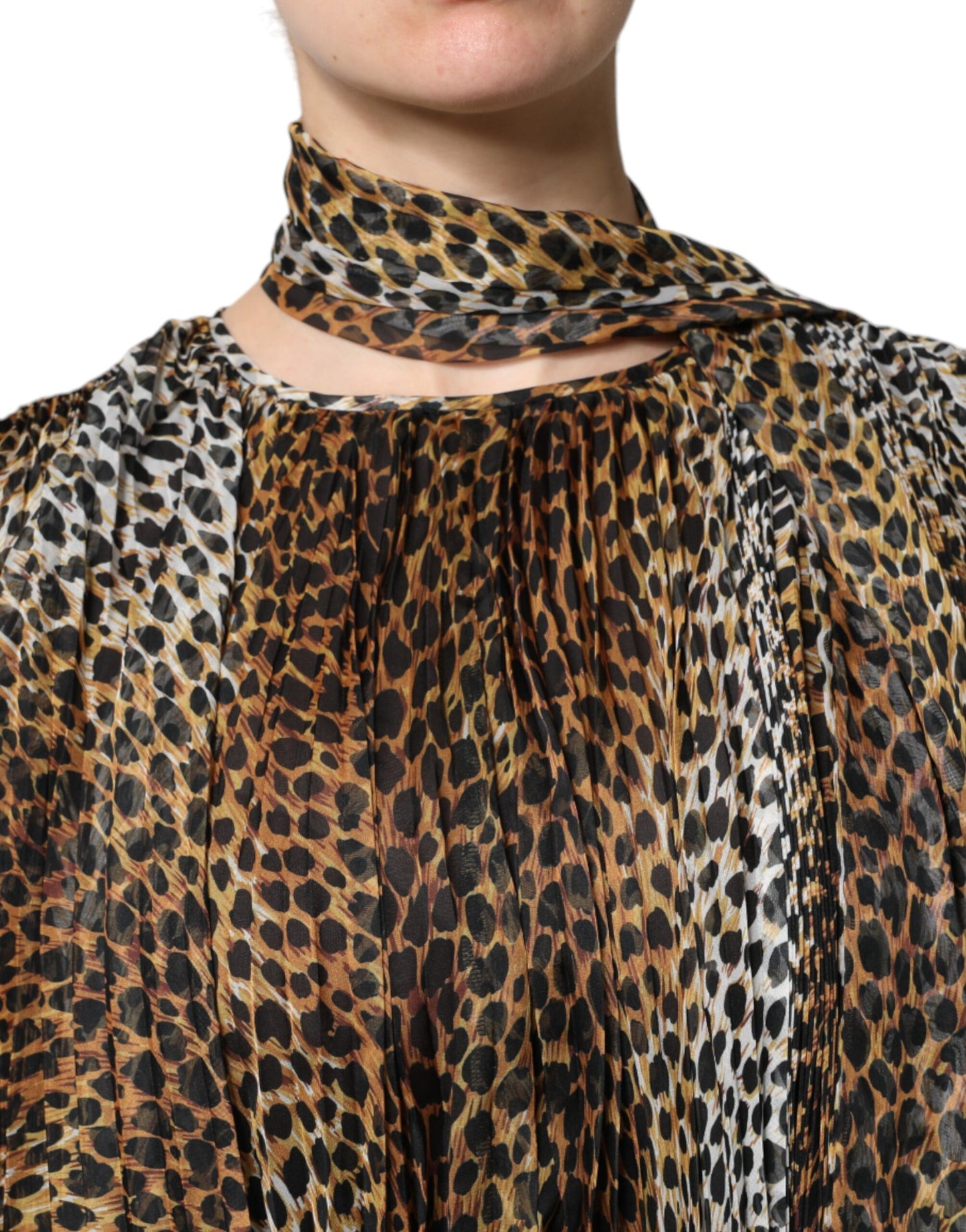 Vestido de gasa con cuello y estampado de leopardo marrón de Dolce & Gabbana