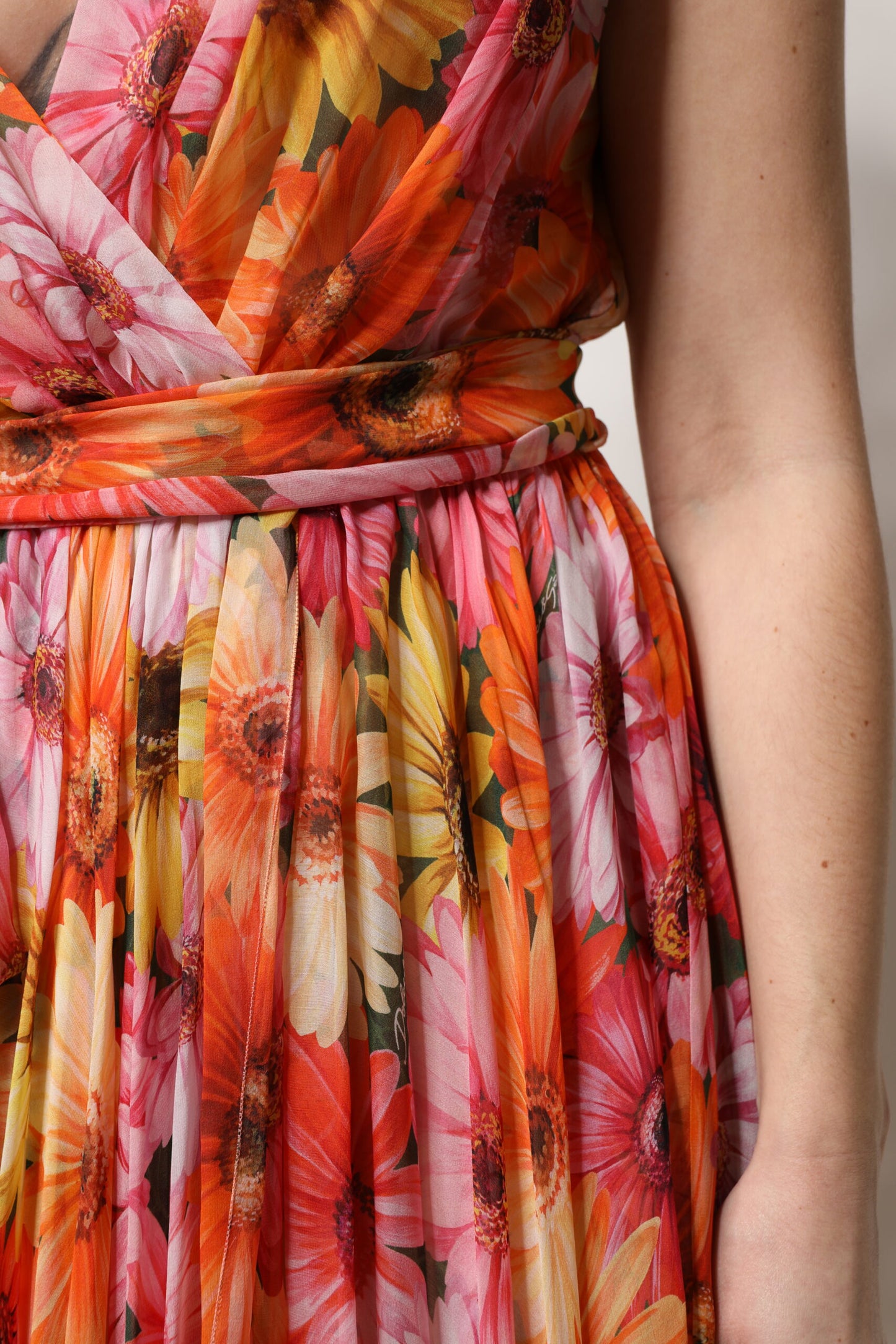 Vestido de gasa con escote en V y estampado floral multicolor de seda de Dolce & Gabbana