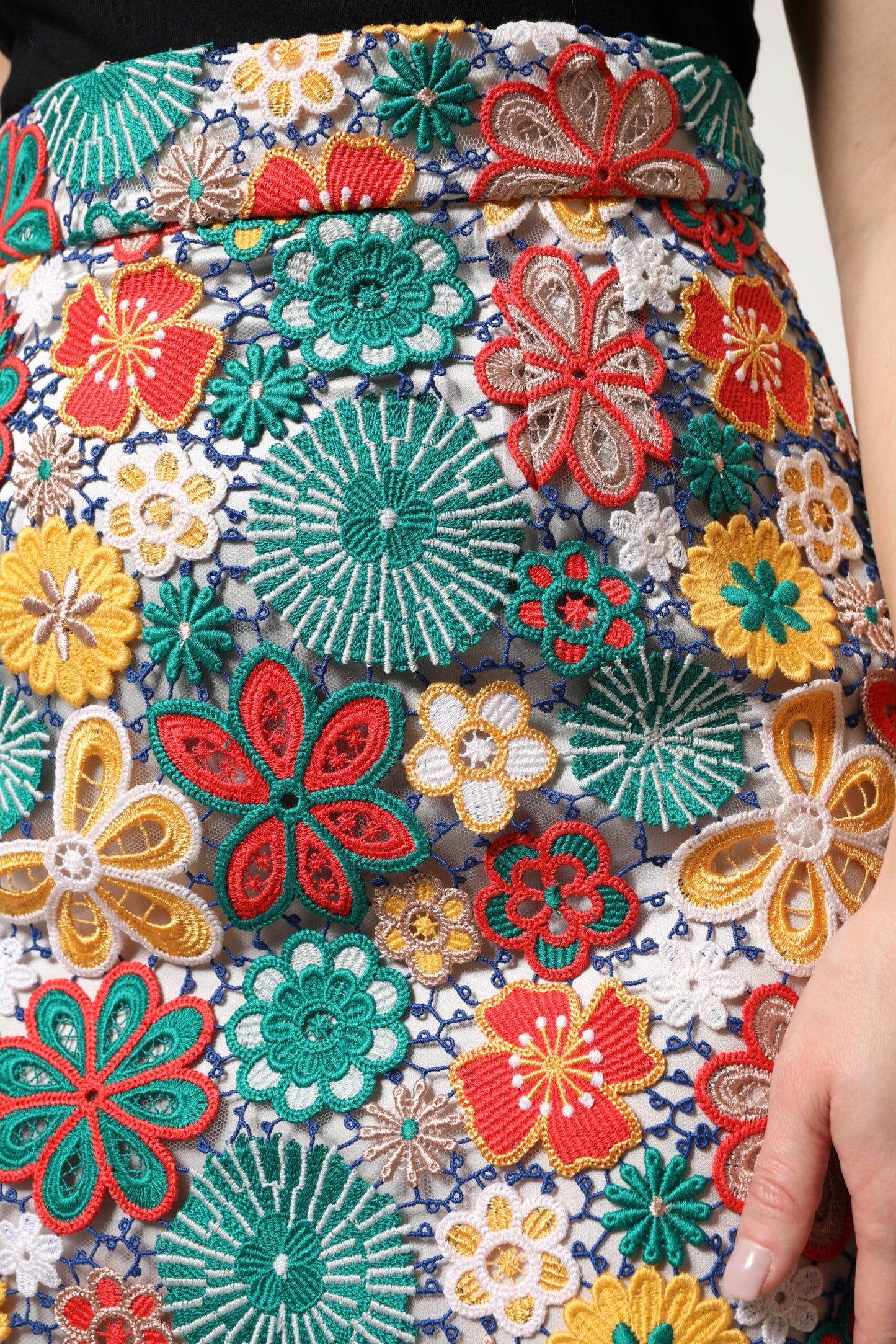 Minifalda de talle alto con encaje floral multicolor de Dolce & Gabbana