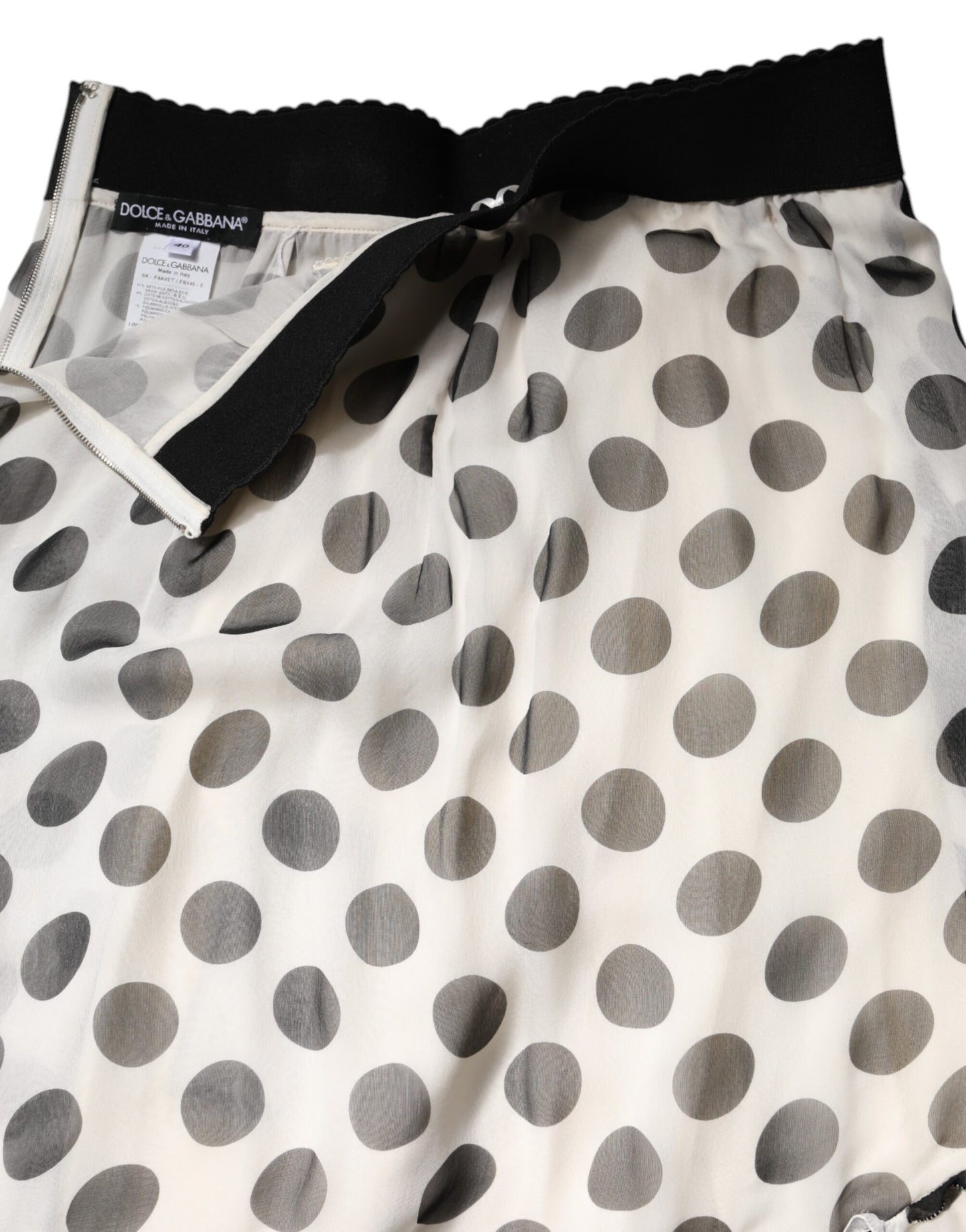 Falda de Dolce & Gabbana blanca y negra con lunares, hasta la rodilla