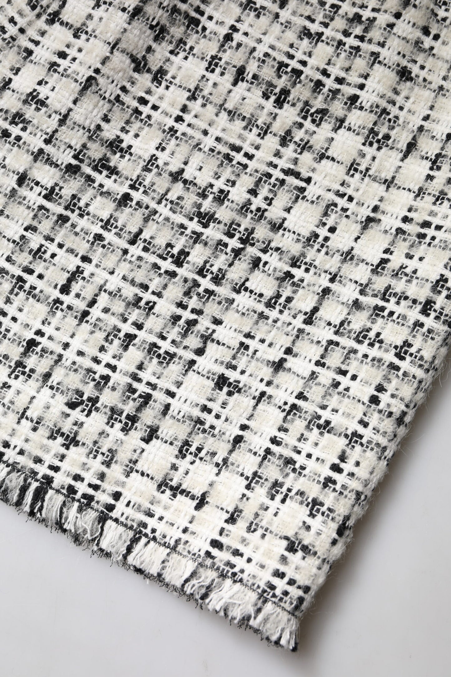 Minifalda Dolce & Gabbana de tweed tartán blanca y negra de talle alto
