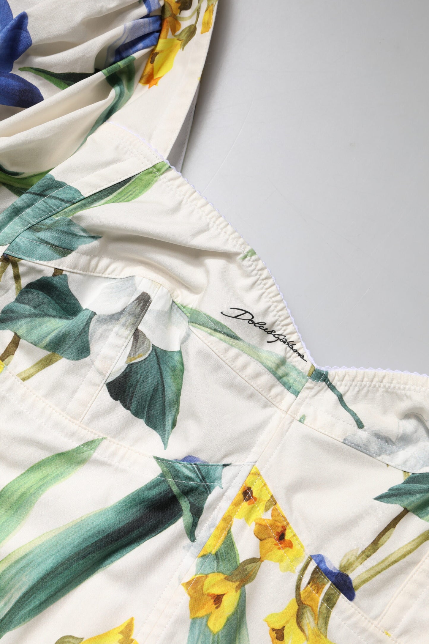 Top blusa corta de mangas abullonadas blancas con estampado floral de Dolce & Gabbana