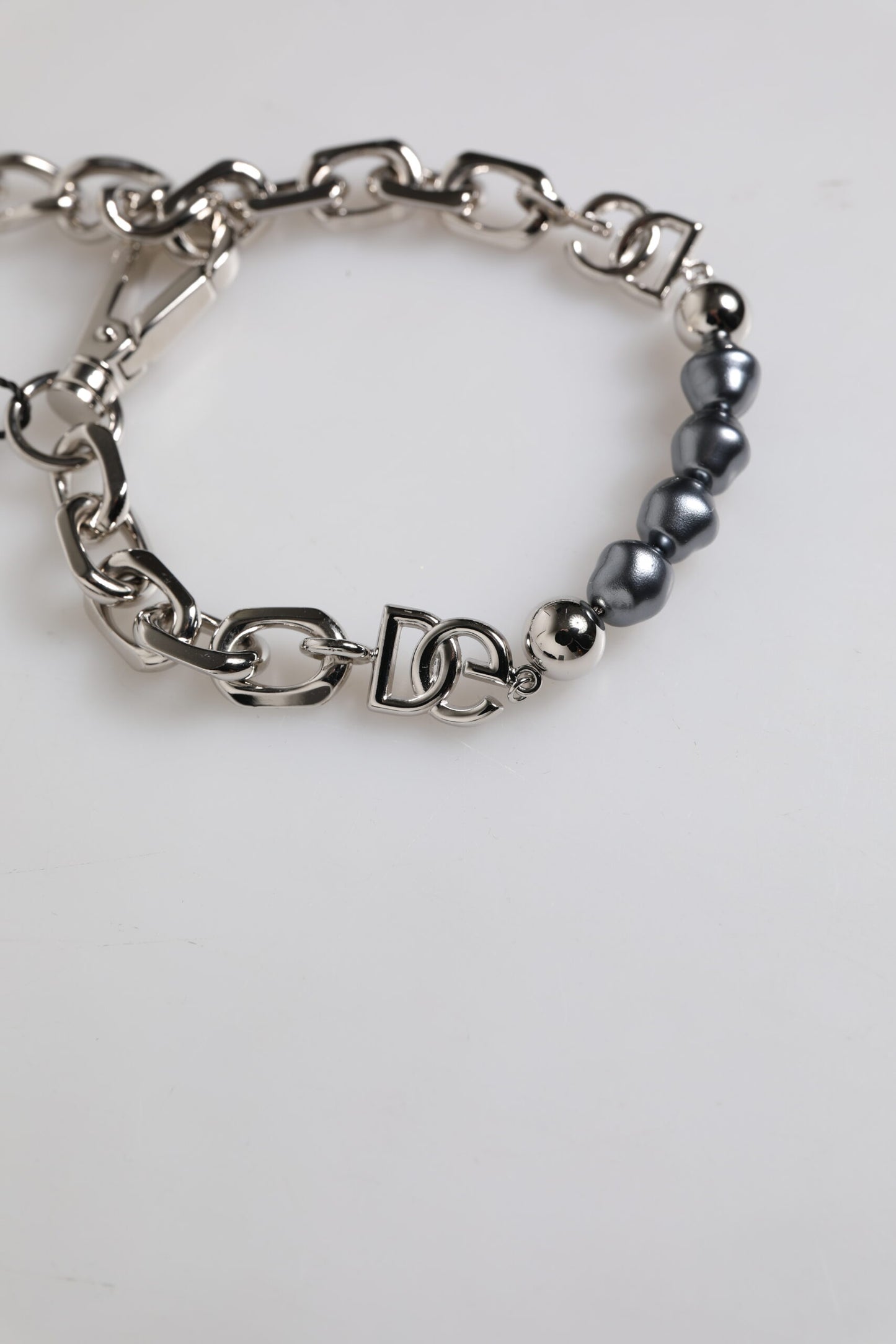 Pulsera Dolce & Gabbana de cadena plateada con broche de langosta y perlas grises
