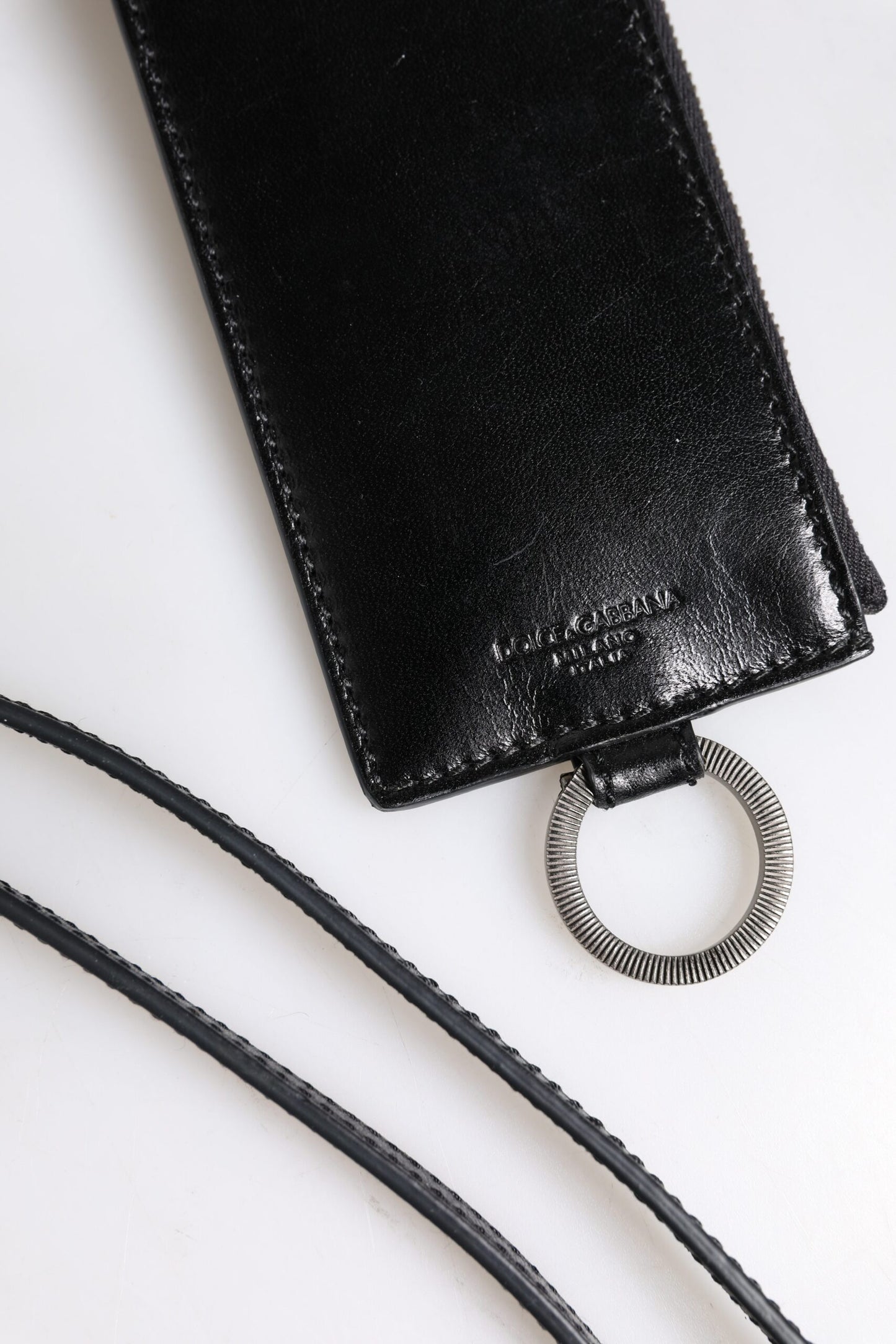 Tarjetero tipo cartera con cordón de cuero negro con logo grabado de Dolce & Gabbana
