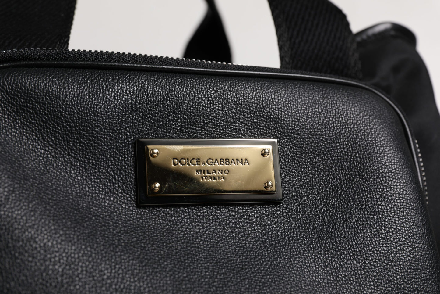 Bolso portamascotas Dolce & Gabbana negro con correa para el hombro y placa con logo