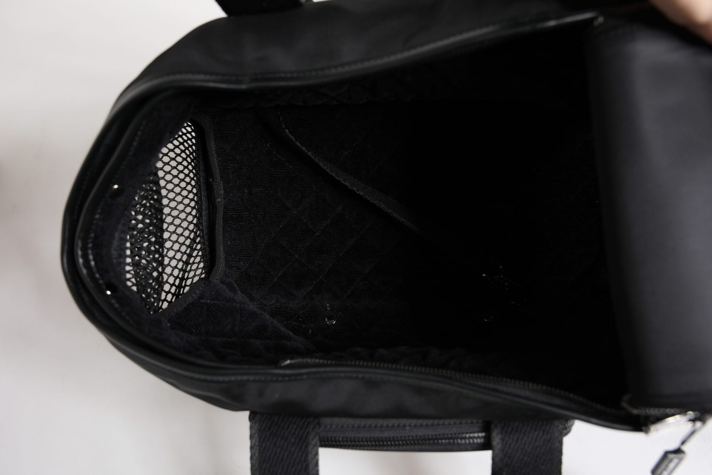 Bolso portamascotas Dolce & Gabbana negro con correa para el hombro y placa con logo