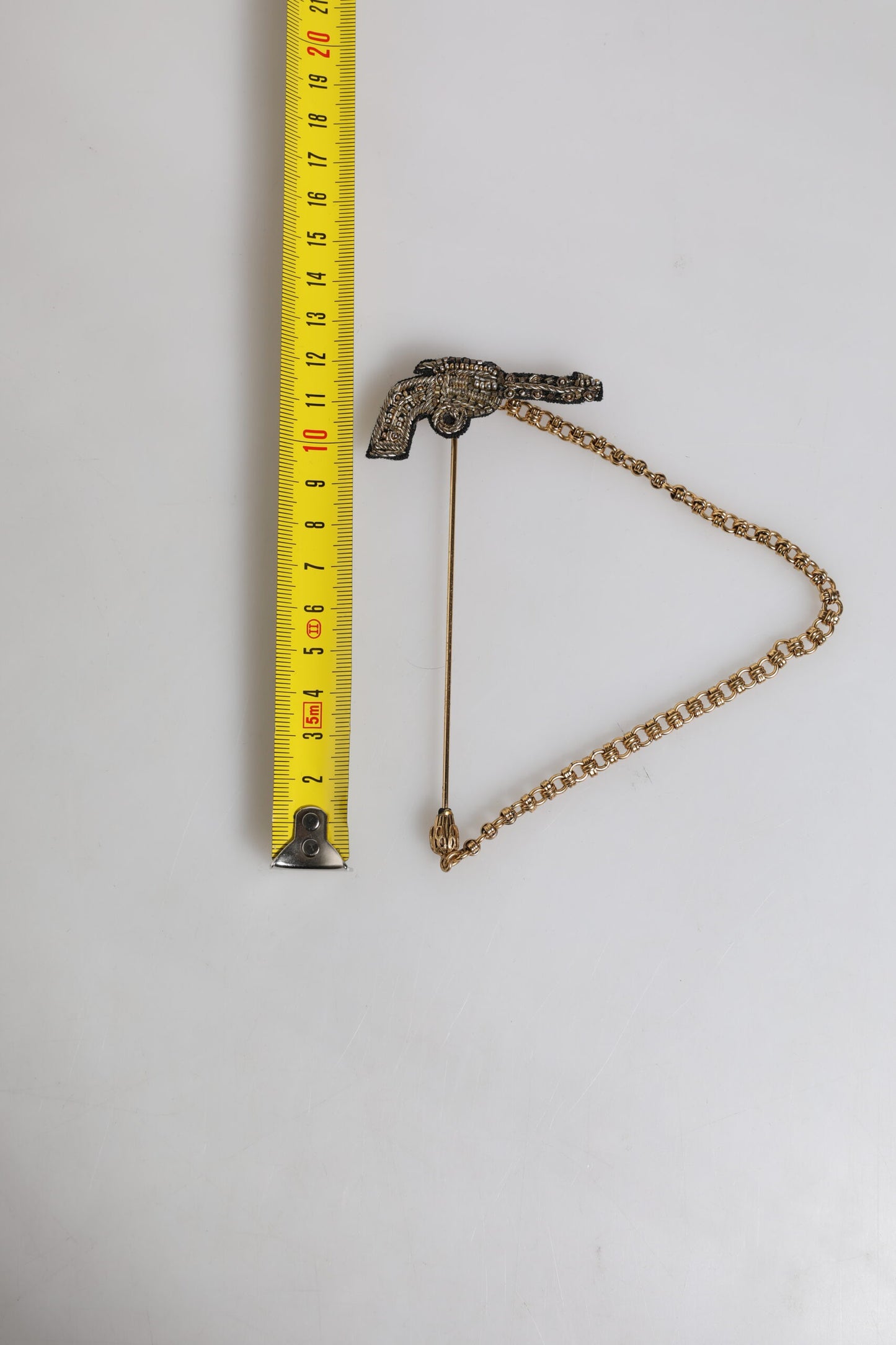 Broche de solapa de revólver Dolce & Gabbana de cobre, latón y oro negro