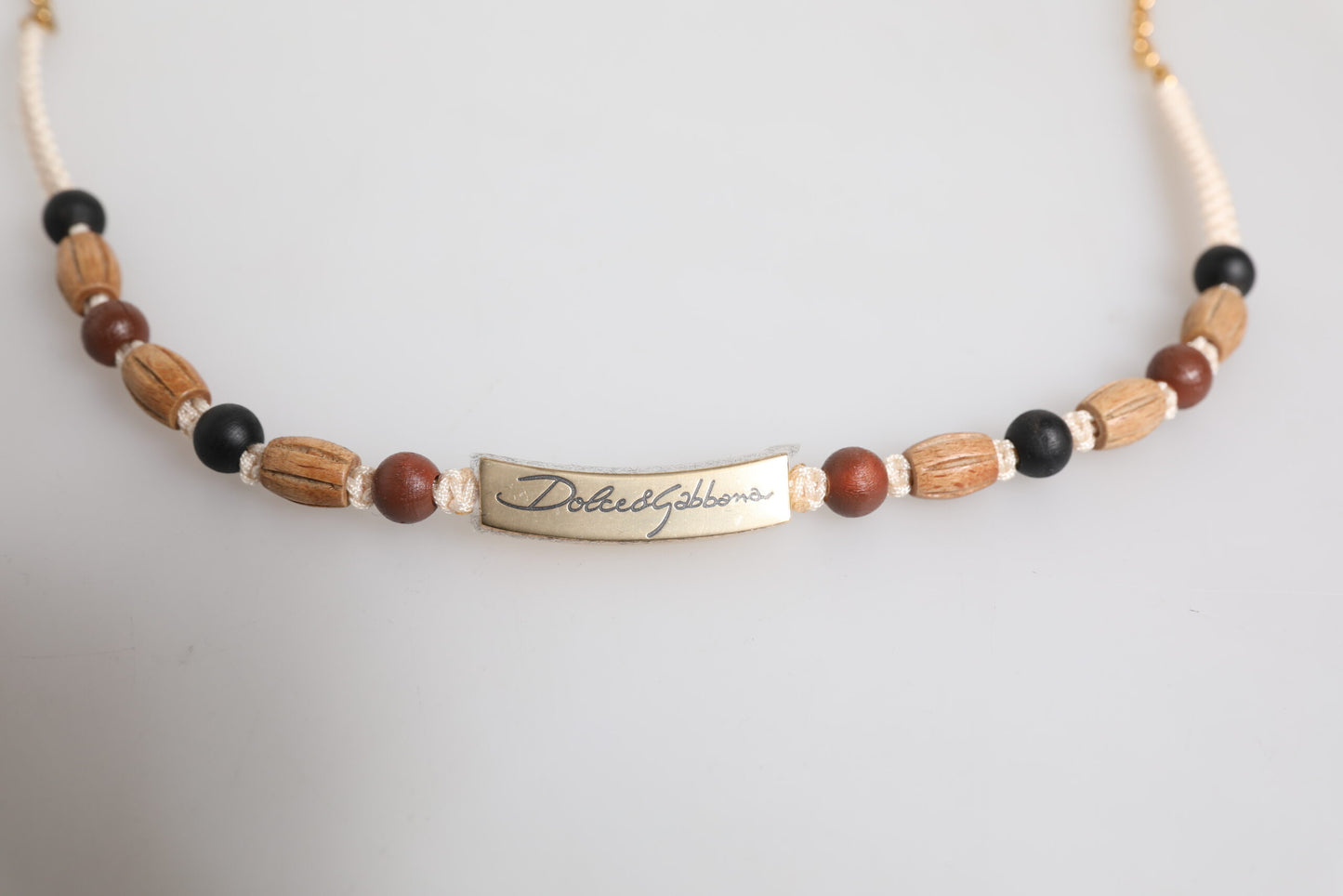 Collar con colgante de cuentas de madera negras y doradas con el logo de Dolce & Gabbana