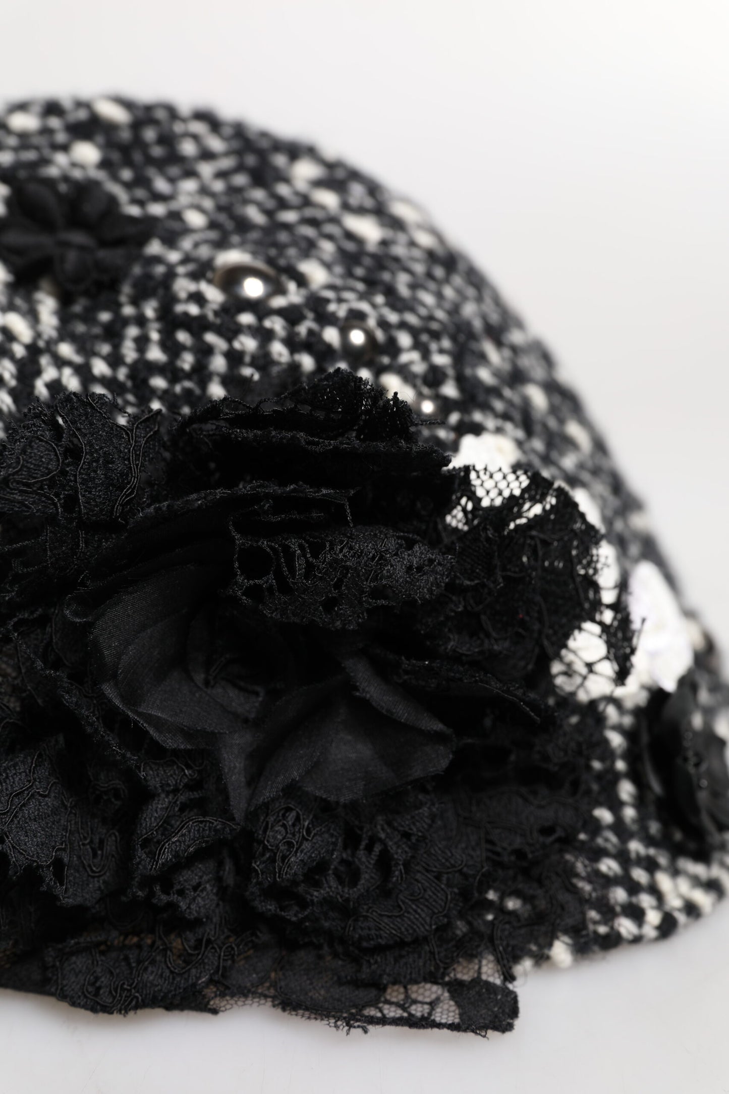 Gorro Cloche Dolce & Gabbana de Lana Negra con Adornos Florales Blancos