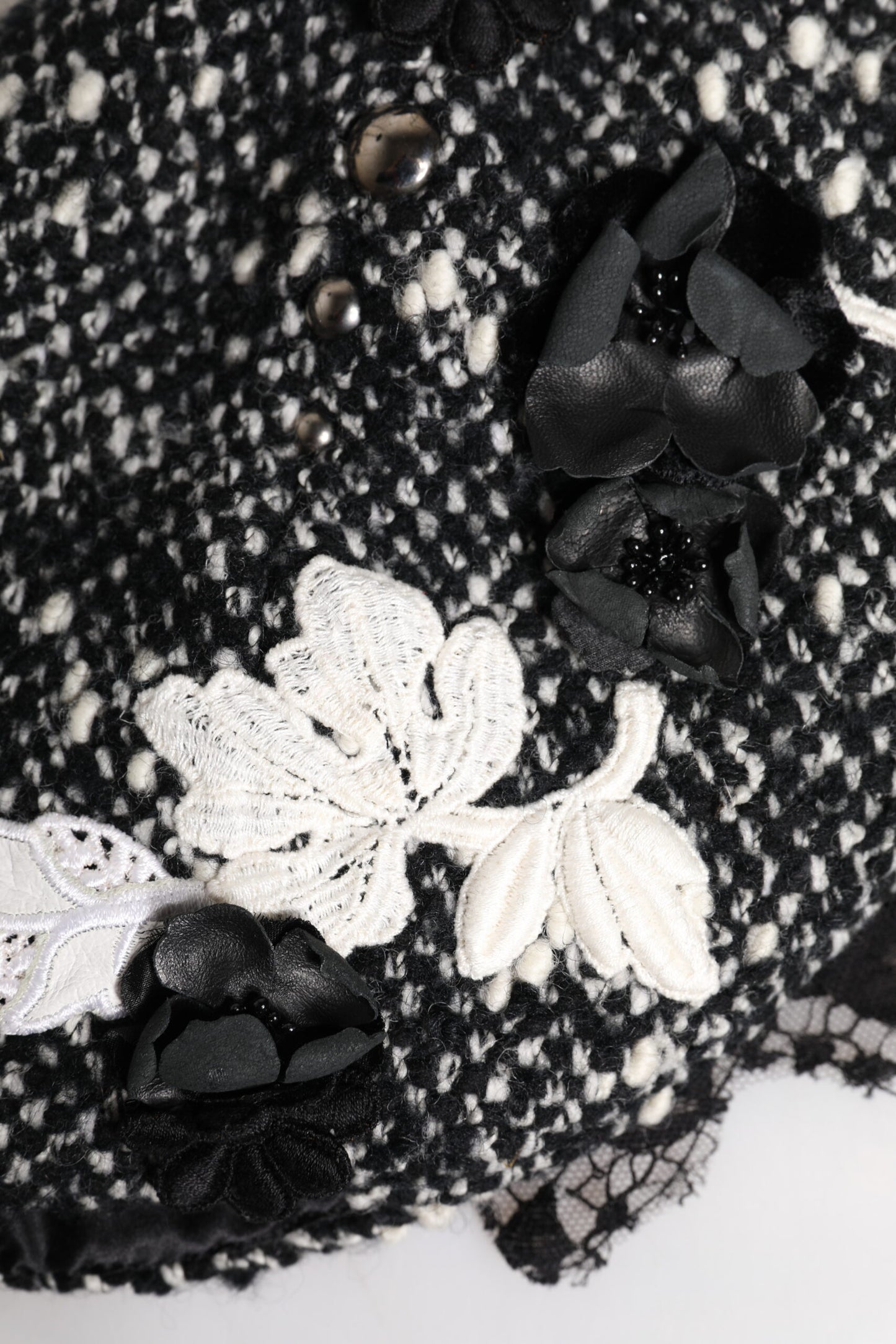 Gorro Cloche Dolce & Gabbana de Lana Negra con Adornos Florales Blancos