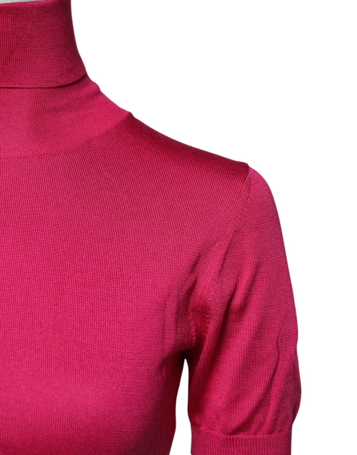 Top corto de cuello alto de punto de seda rosa de Dolce & Gabbana