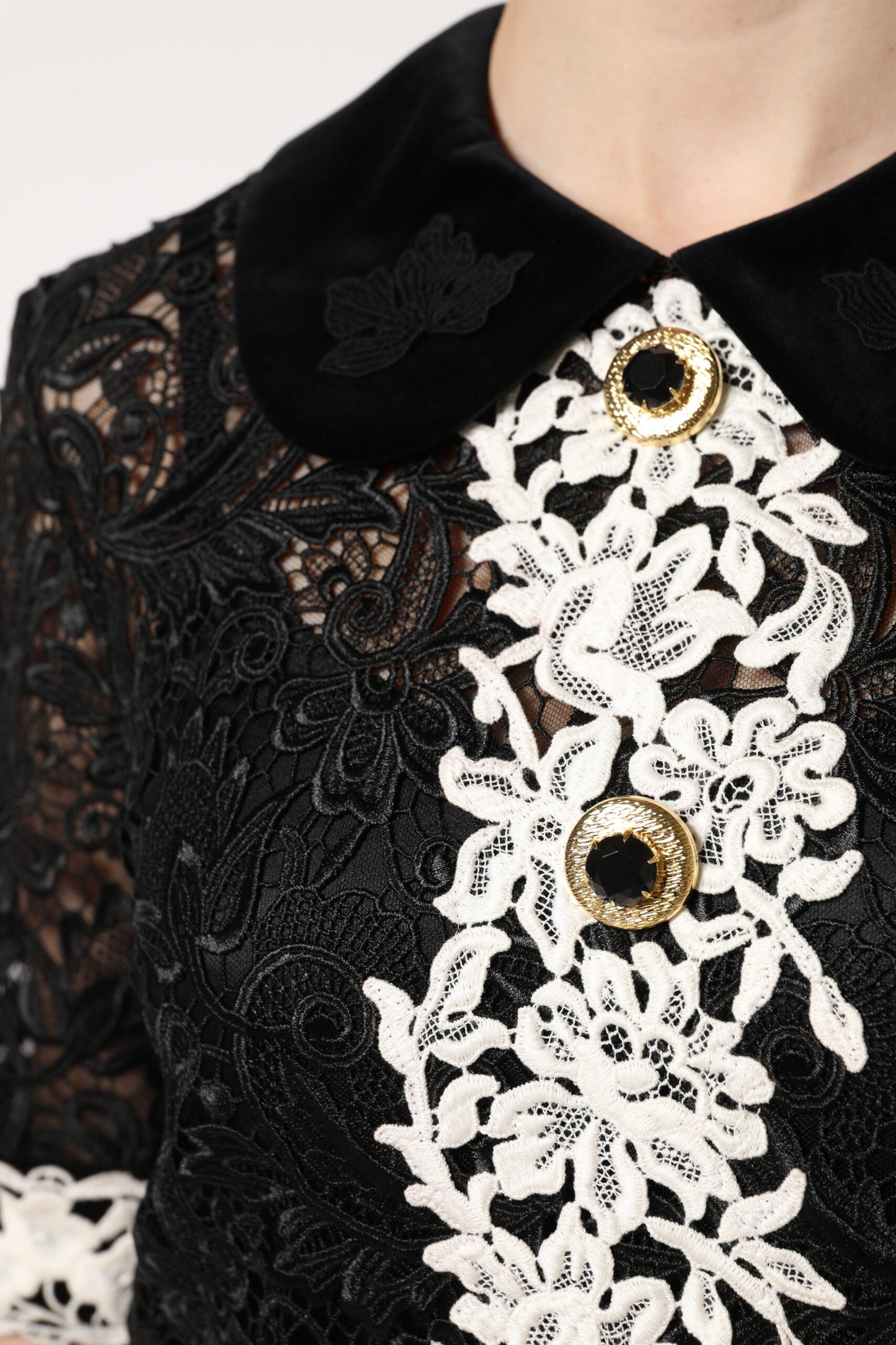 Minivestido negro de encaje floral con adornos de Dolce & Gabbana