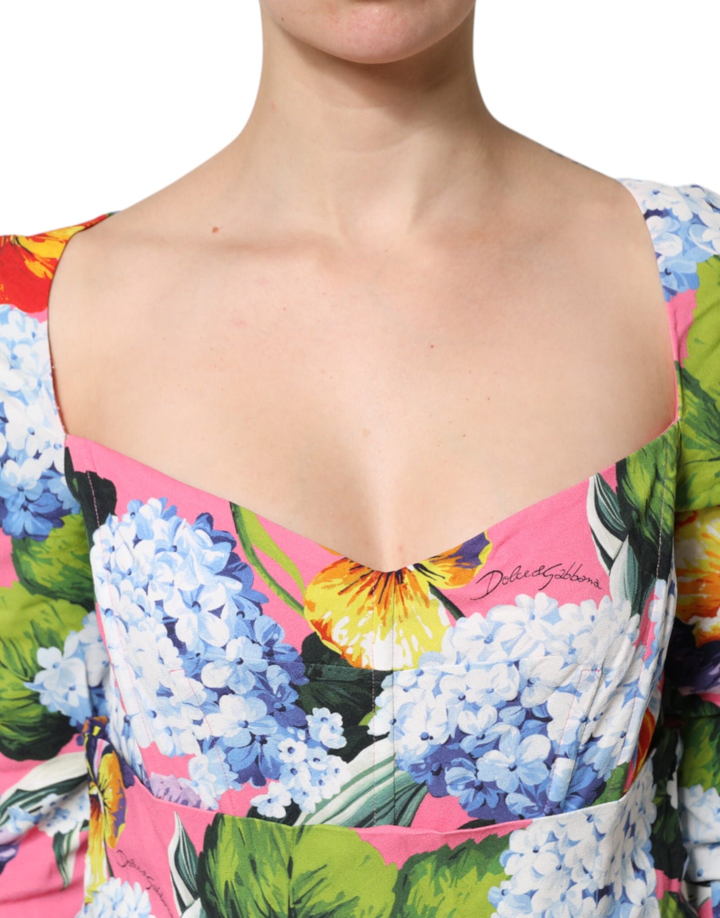 Vestido midi tipo tubo plisado floral multicolor de Dolce & Gabbana