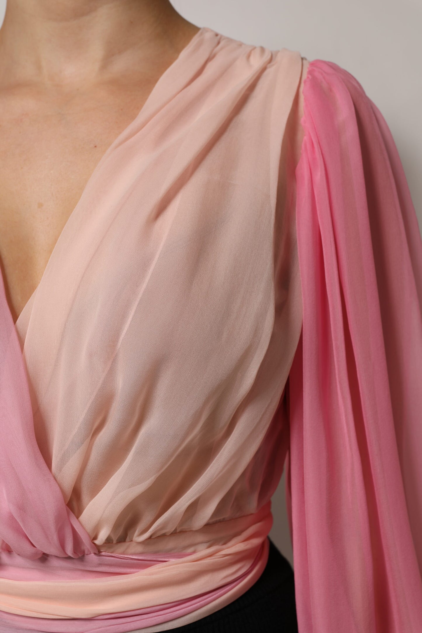Blusa Dolce & Gabbana rosa de manga larga con escote pronunciado en V