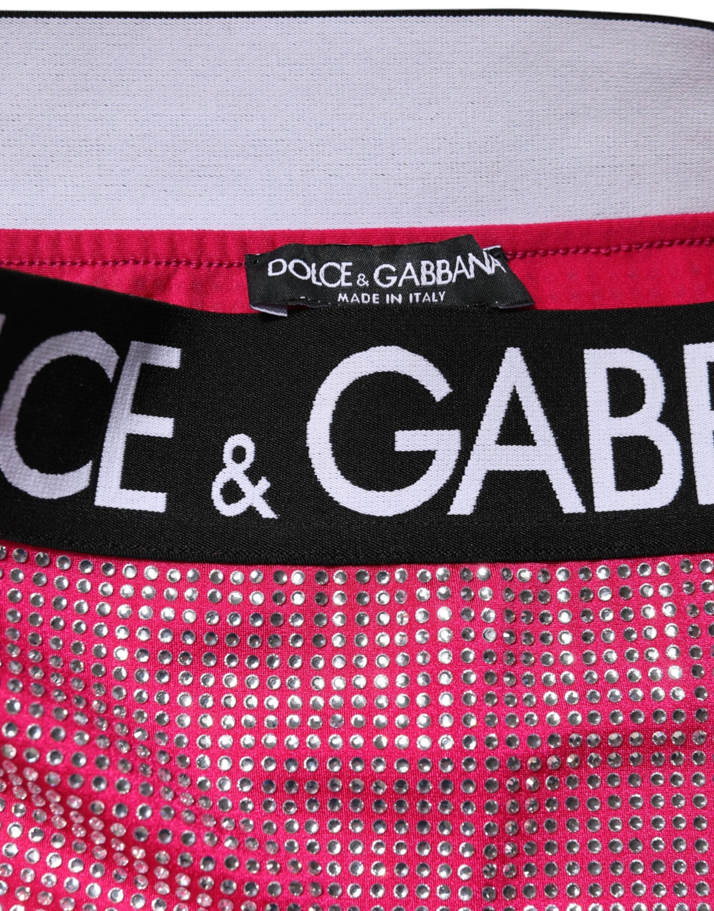 Minifalda con logotipo adornado con pedrería rosa de Dolce & Gabbana