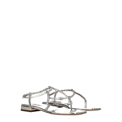 Sandalias de piel gris con diseño de chanclas de Miu Miu