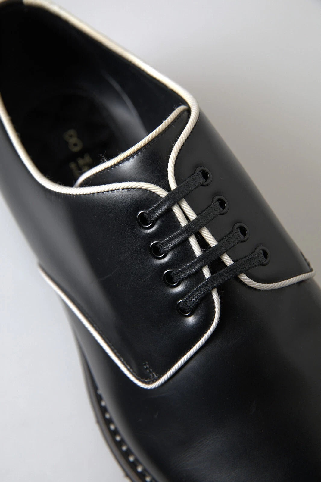 Dolce & Gabbana Zapatos de vestir formales de cuero blanco y negro