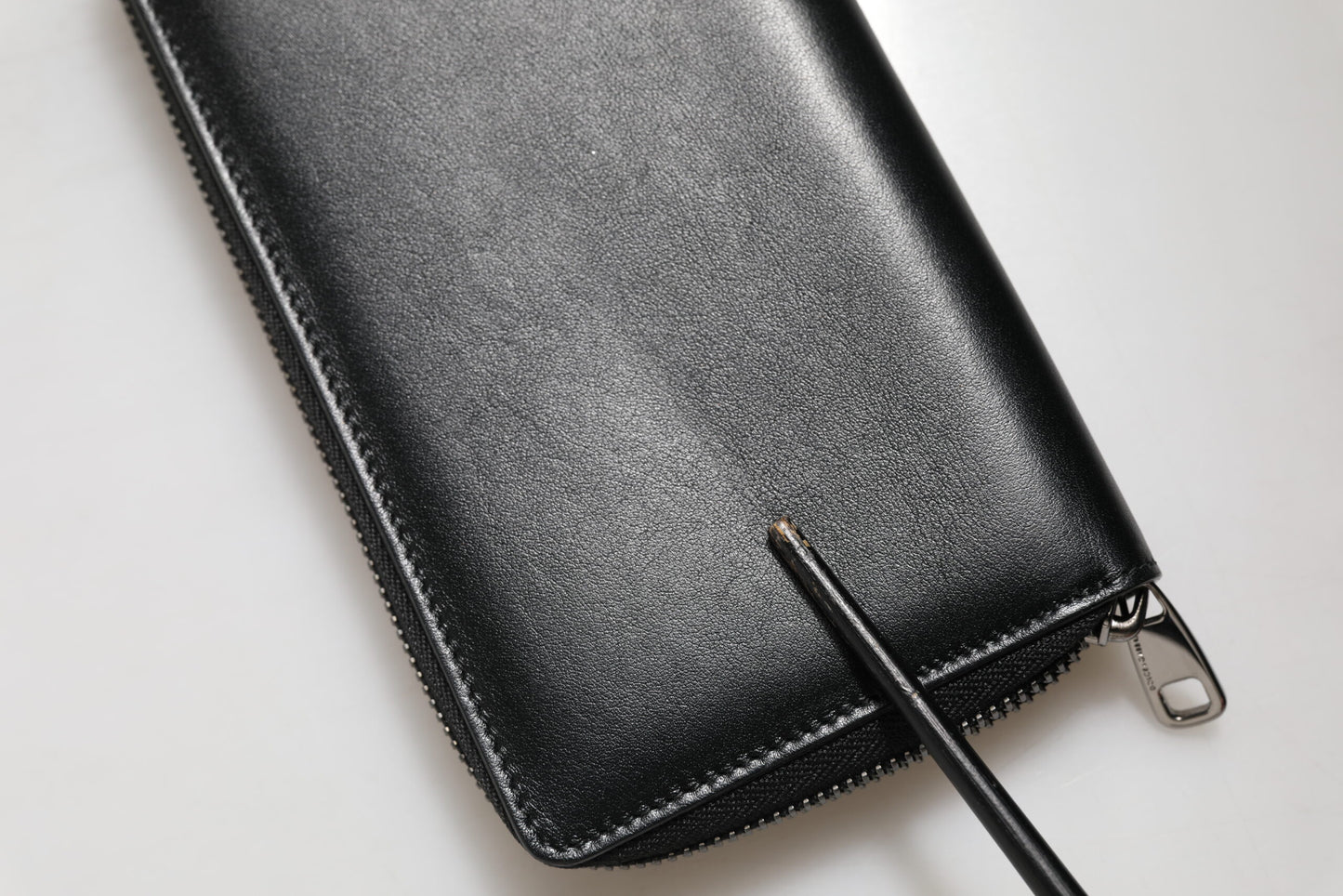 Cartera continental Dolce & Gabbana de cuero negro con cremallera y placa DG