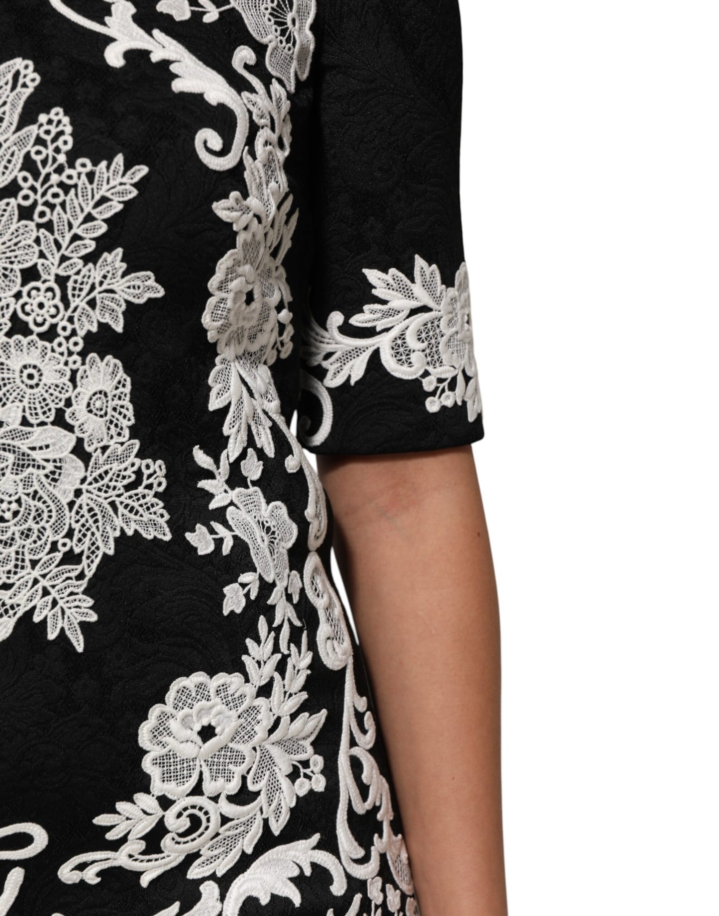 Vestido de corte A Dolce & Gabbana con encaje negro y mangas cortas