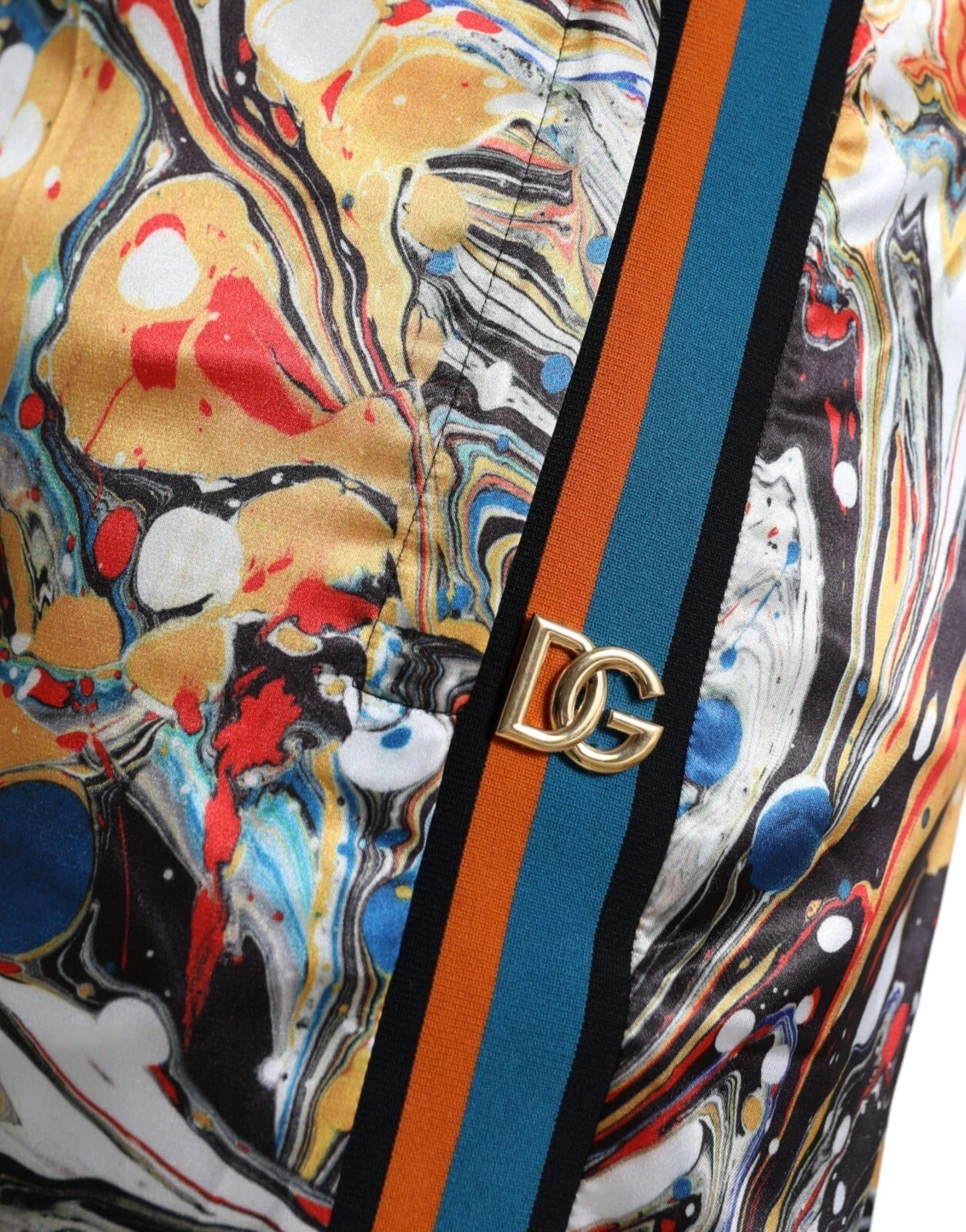 Pantalón de satén con estampado de mármol multicolor de Dolce & Gabbana