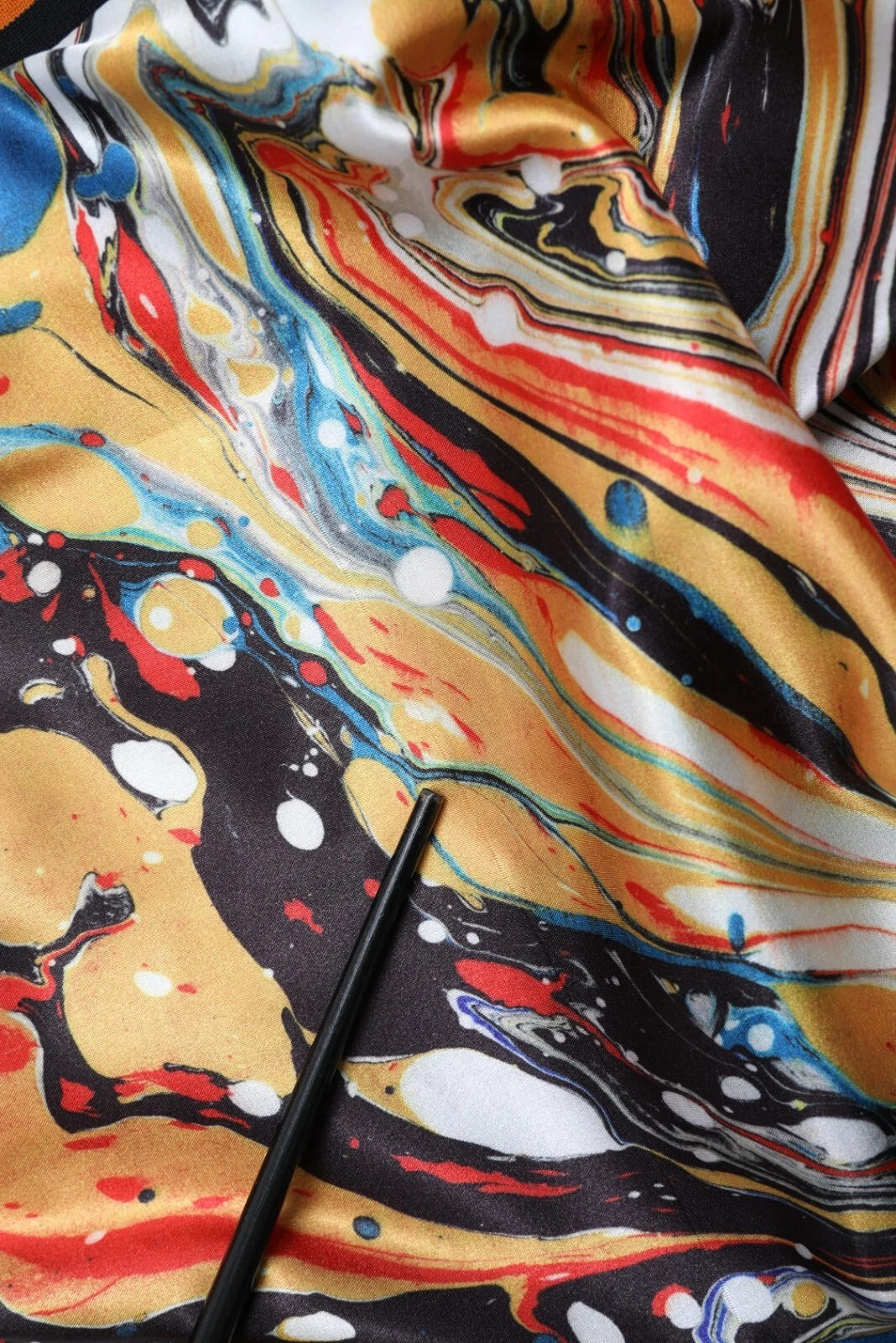 Pantalón de satén con estampado de mármol multicolor de Dolce & Gabbana