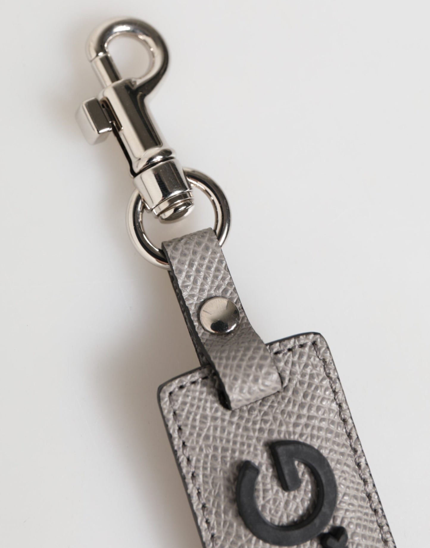Llavero Dolce & Gabbana de cuero gris con logo y anilla metálica para hombre