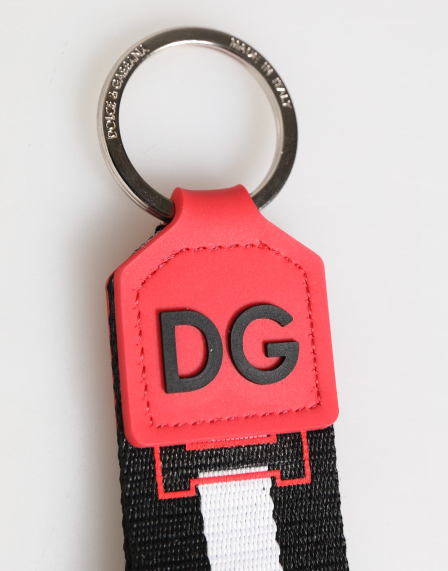 Llavero Dolce & Gabbana rojo blanco con logo DG de poliéster y soporte de latón
