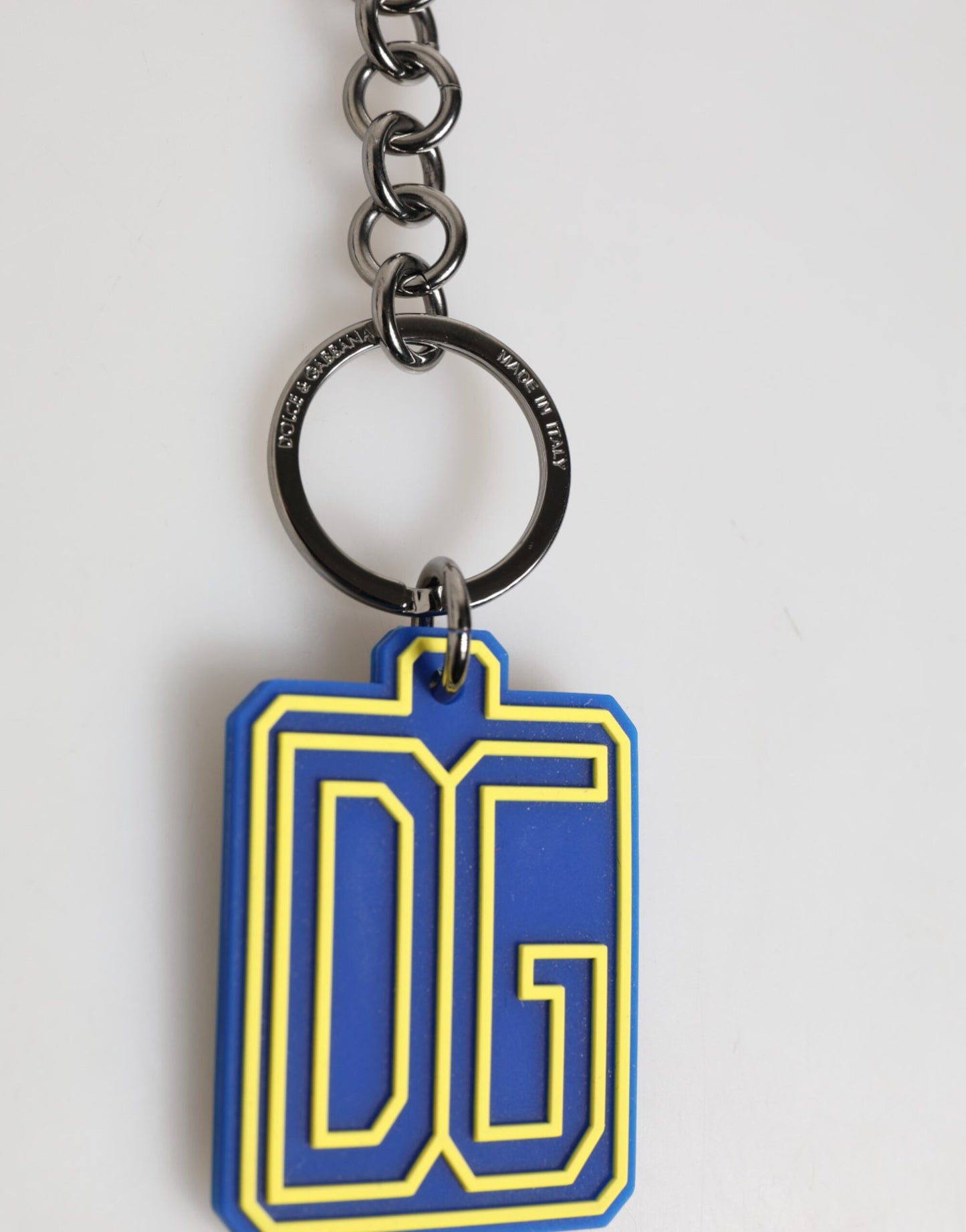 Dolce & Gabbana Llavero para hombre, de plata, con logotipo de goma DG, azul y amarillo