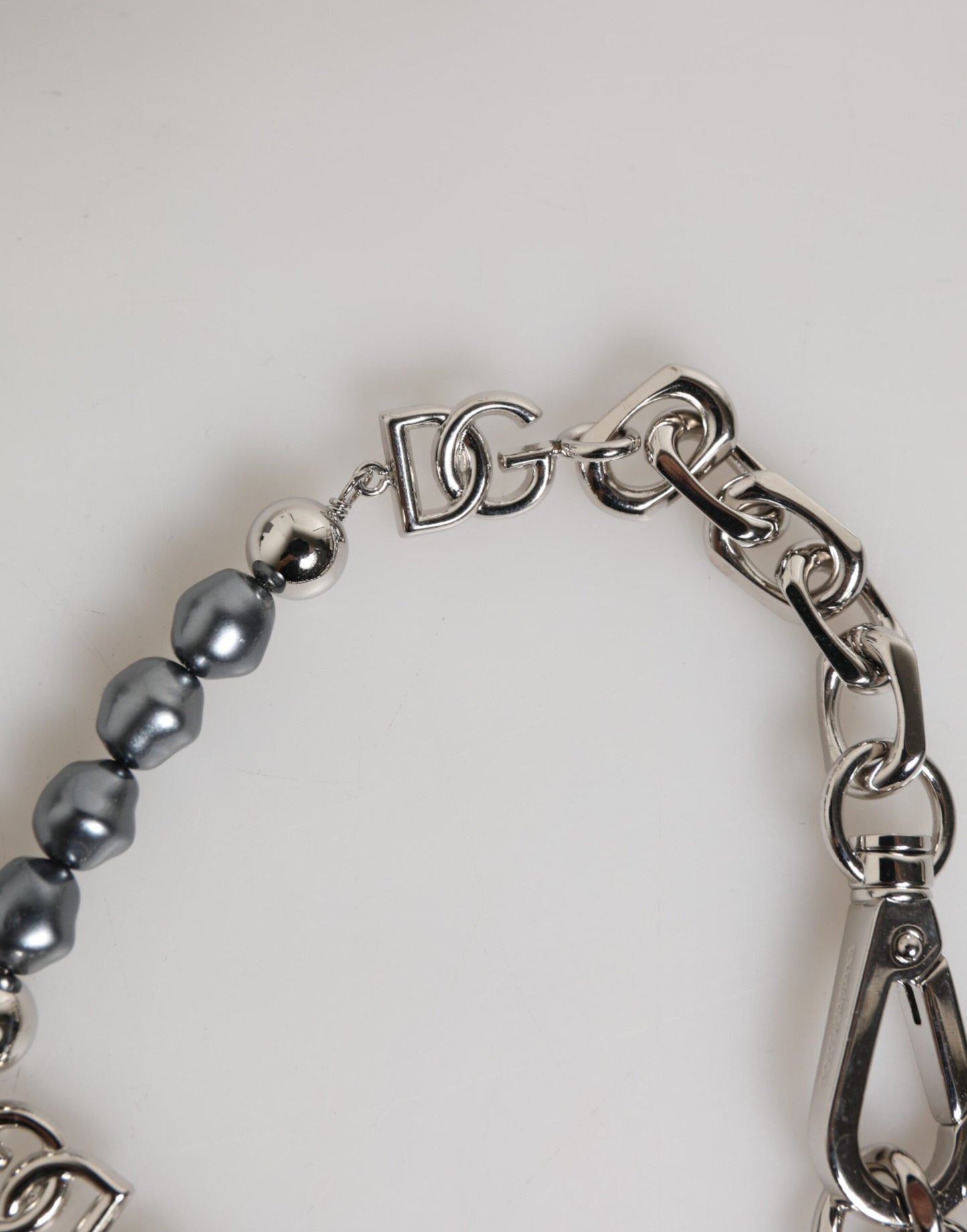 Pulsera Dolce & Gabbana de cadena plateada con broche de langosta y perlas grises