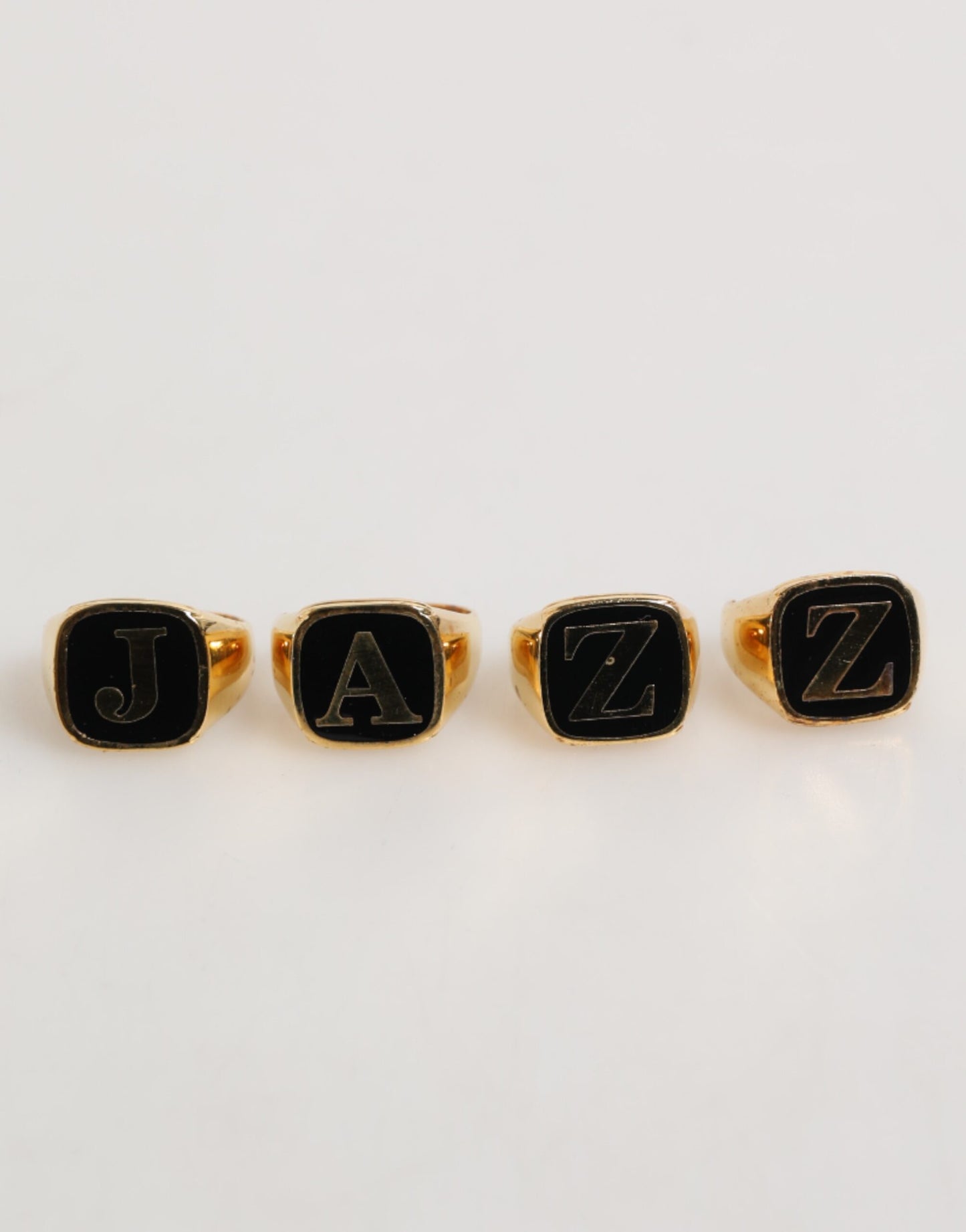 Anillo ajustable de 4 piezas con letras JAZZ de latón dorado de Dolce & Gabbana