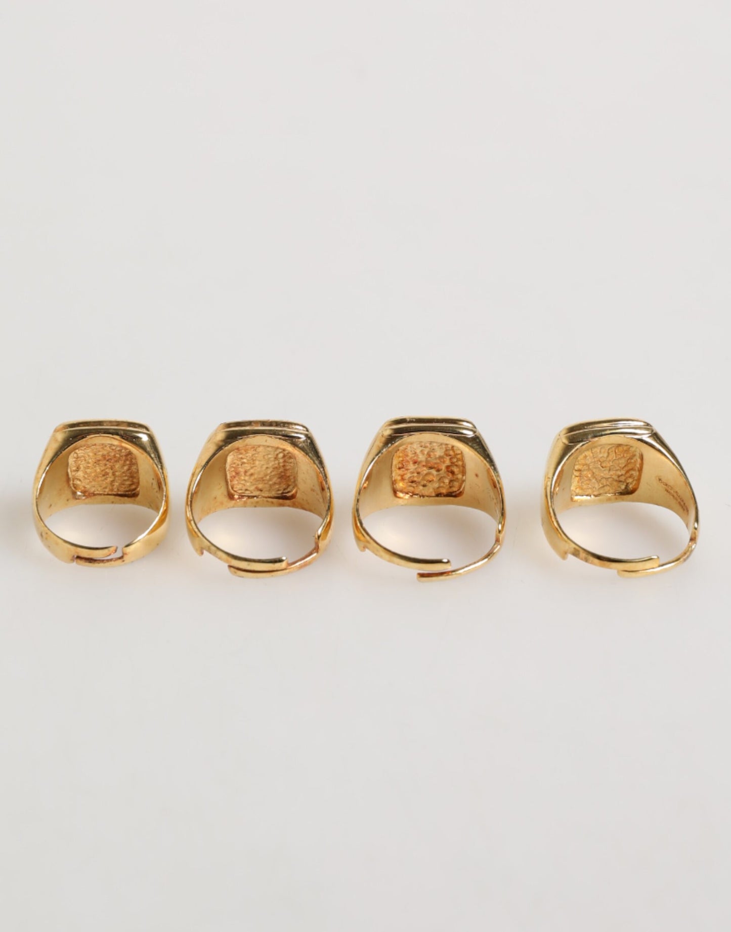 Anillo ajustable de 4 piezas con letras JAZZ de latón dorado de Dolce & Gabbana