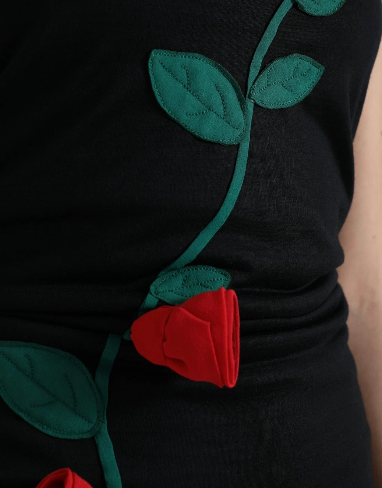 Vestido sin mangas Dolce & Gabbana de lana negra con aplicaciones de rosas