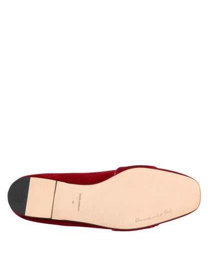 Zapatos planos Mocasines de terciopelo rojo con hebilla de cristal de Dolce & Gabbana
