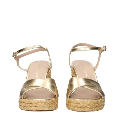 Sandalias de plataforma Stuart Weitzman de cuero dorado